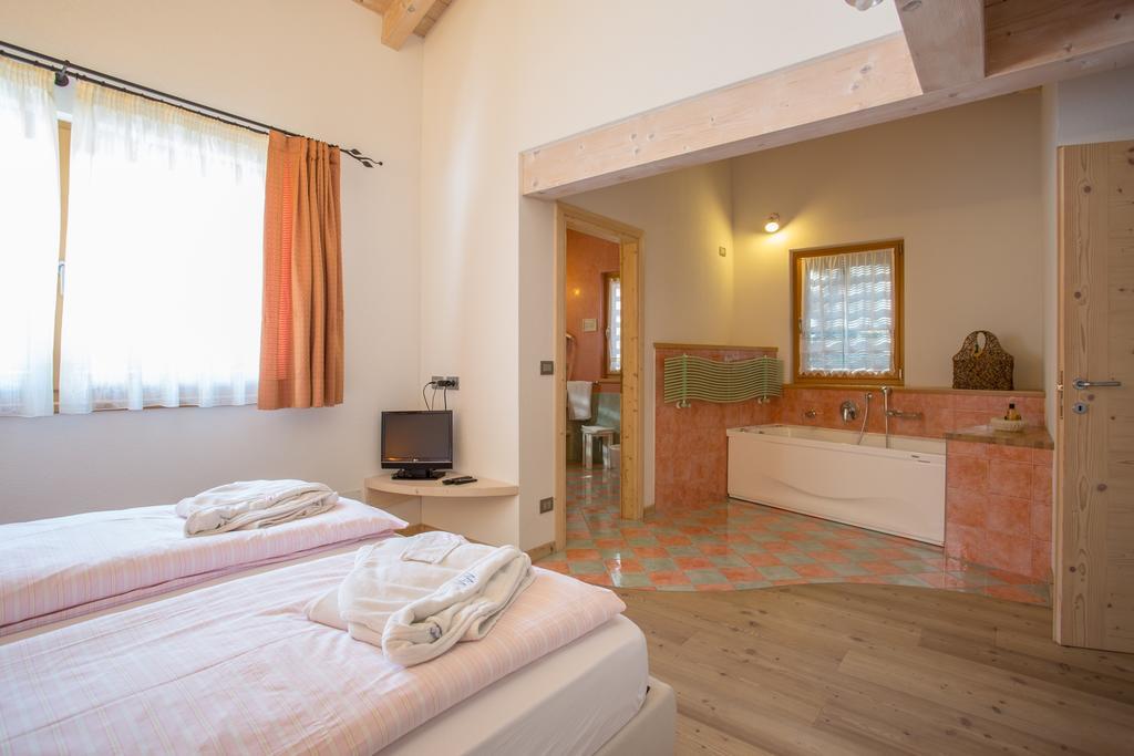 Castelir Suite Hotel Panchià Zimmer foto