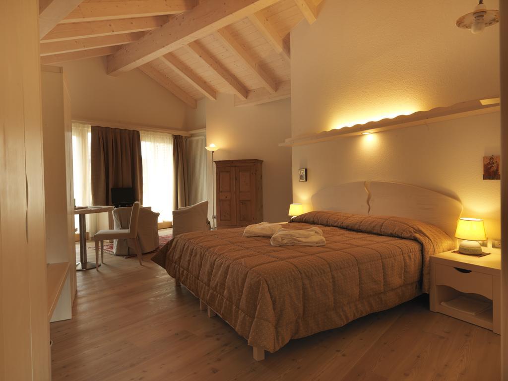 Castelir Suite Hotel Panchià Zimmer foto